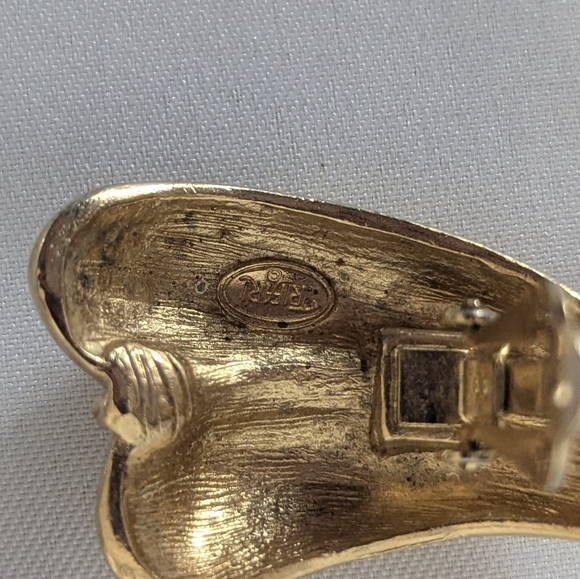 Vintage Beautiful Trifari clip on gold toned earrings | large and chunky - Picture 4 of 6